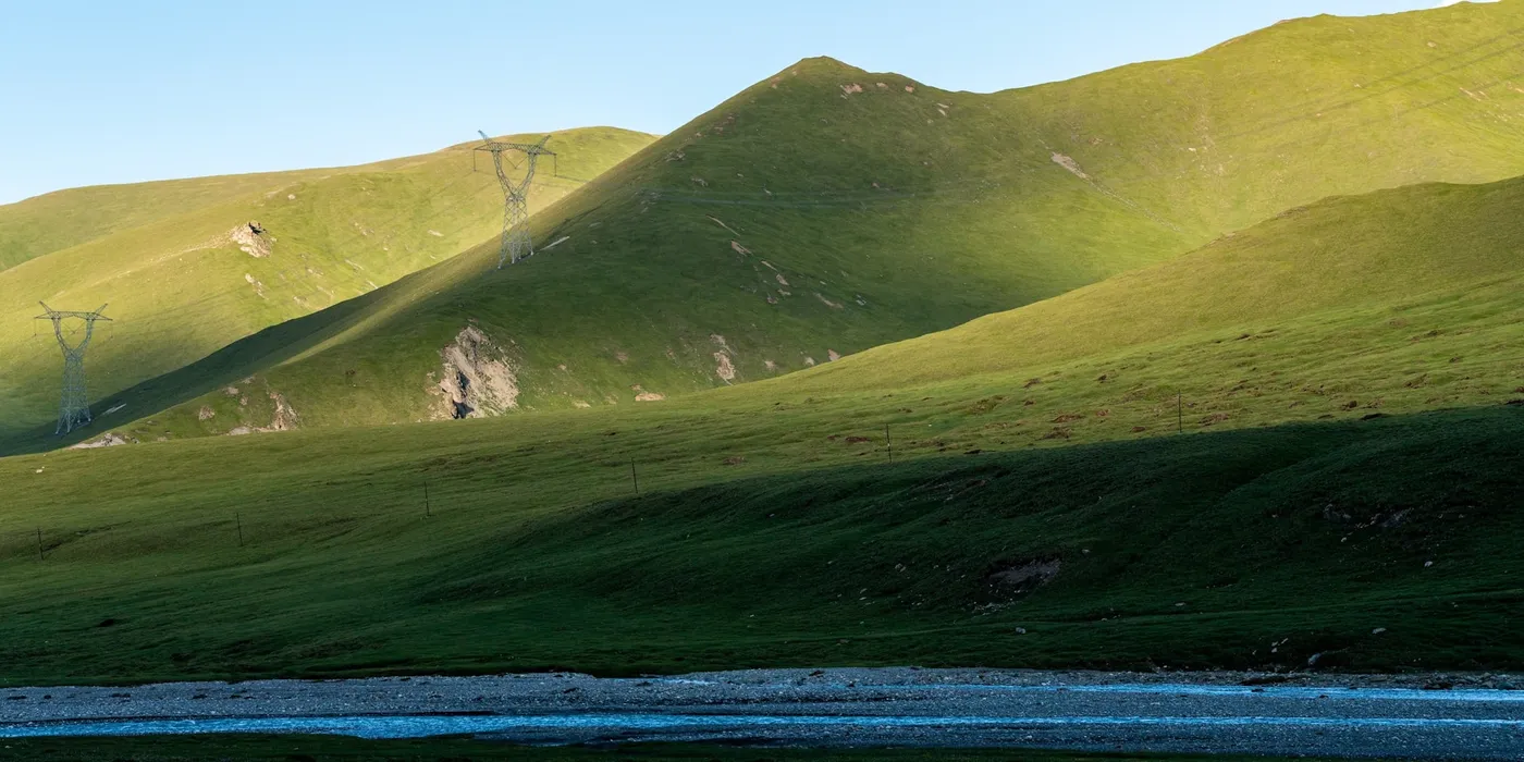 Eine Bergkette mit Wasser im Vordergrund
